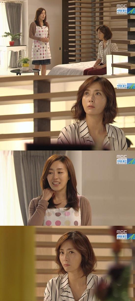 문정희가 송윤아에게 임신 사실을 전했다. ⓒ MBC '마마' 방송화면