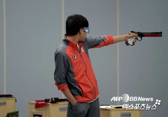 21일 오전 인천 인천 옥련국제사경장에서 열린 제17회 인천아시아경기대회(17th Asian Games Incheon 2014) 공기소총 10m에서 금메달리스트 김청용이 조준선 정렬을 하고 있다. ⓒAFPBBNews=News1