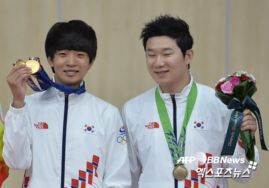 21일 오전 인천 옥련국제사격장에서 열린 제17회 인천아시아경기대회(17th Asian Games Incheon 2014) 남자 공기권총 10m 시상식에서 금메달리스트 김청용과 은메달리스트 진종오가 기념촬영을 하고 있다. ⓒAFPBBNews=News1