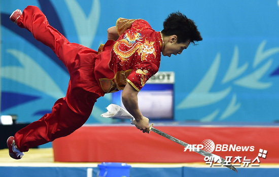 21일 오전 인천 강화고인동체육관에서 열린 제17회 인천아시아경기대회(17th Asian Games Incheon 2014) 우슈 도술 권술 전능에서 은메달리스트 이용현이 도술 연기를 하고 있다. ⓒAFPBBNews=News1