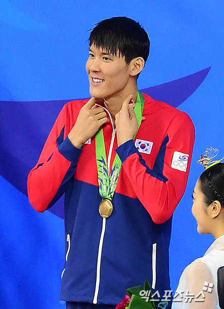 남자 수영 200m 자유형 결승에서 동메달을 획득한 박태환이 시상대에서 웃고 있다 ⓒ 엑스포츠뉴스 김한준 기자 