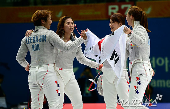 23일 오후 경기도 고양시 고양체육관에서 열린 제17회 인천아시아경기대회(THE 17th ASIAN GAMES INCHEON 2014) 펜싱 여자 사브레 단체전에서 금메달을 딴 대한민국 이라진, 김지연, 황선아, 윤지수(왼쪽부터)가 기뻐하고 있다. ⓒ 고양 권태완 기자