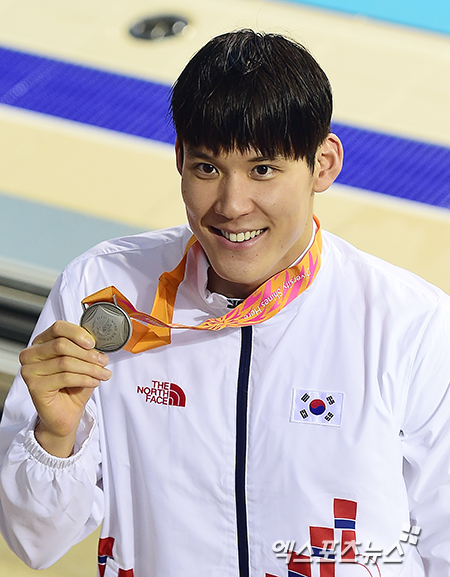 인천 문학박태환수영장에서 열린 남자 자유형 100m에서 박태환이 은메달을 딴 뒤 미소를 보이고 있다 ⓒ 엑스포츠뉴스