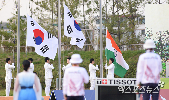 27일 오전 인천광역시 계양구 계양아시아드양궁장에서 열린 제17회 인천아시아경기대회(17th Asian Games Incheon 2014) 양궁 여자 컴파운드 개인전에서  금메달과 은메달을 획득한 최보민, 석지현이 국기에 대한 경례를 하고 있다. ⓒ 인천 권혁재 기자