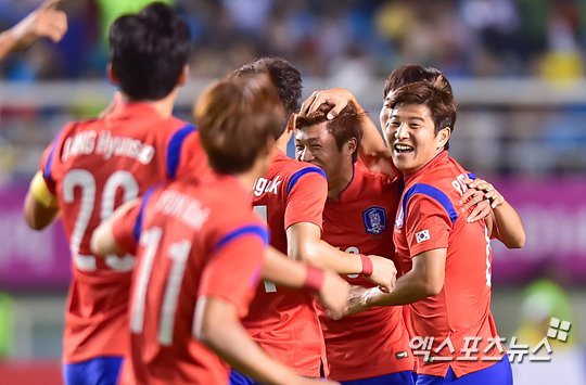 사우디아라비아와의 조별리그 경기에서 김승대의 골이 터지자 기뻐하고 있는 아시안게임 남자축구대표팀 ⓒ 엑스포츠뉴스