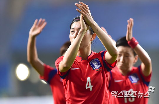 심서연 등 여자축구대표팀 선수들이 북한과의 4강전이 끝난 후 관중들에게 박수를 보내고 있다 ⓒ 엑스포츠뉴스