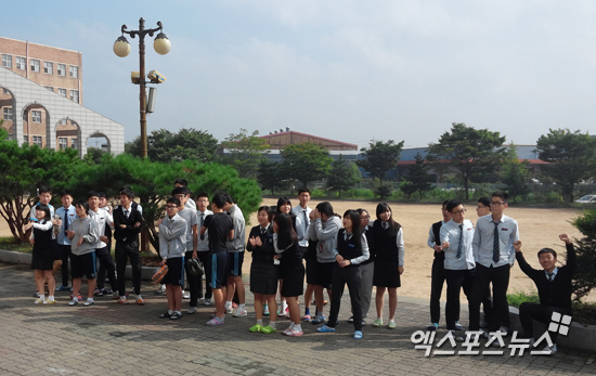 30일 오전, 인천 서운고 학생들이 손연재를 기다리고 있다 ⓒ 엑스포츠뉴스 