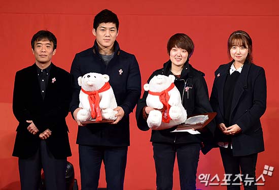 지난해 1월 ‘제18회 코카-콜라 체육대상’에서 함께 자리한 심권호(가장 왼쪽)과 김현우(왼쪽에서 두 번째)  ⓒ 엑스포츠뉴스
