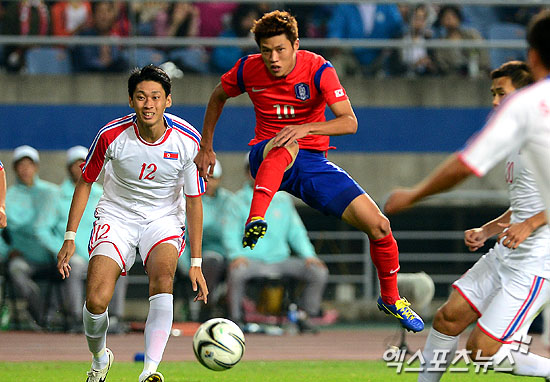 제17회 인천아시아경기대회(THE 17th ASIAN GAMES INCHEON 2014) 축구 남자 결승전 대한민국과 북한의 경기에 한국 김승대가 슛팅을 하고 있다. ⓒ 인천 권태완 기자