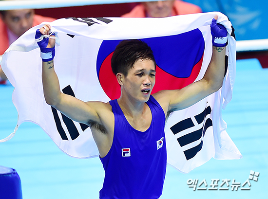 복싱 라이트플라이(49kg)급 신종훈이 금메달을 목에 걸었다. ⓒ 인천 김한준 기자 