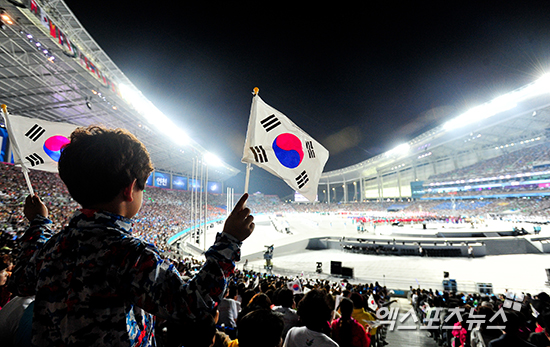 2014 인천아시안게임 개막식을 바라보는 어린이 ⓒ 엑스포츠뉴스DB