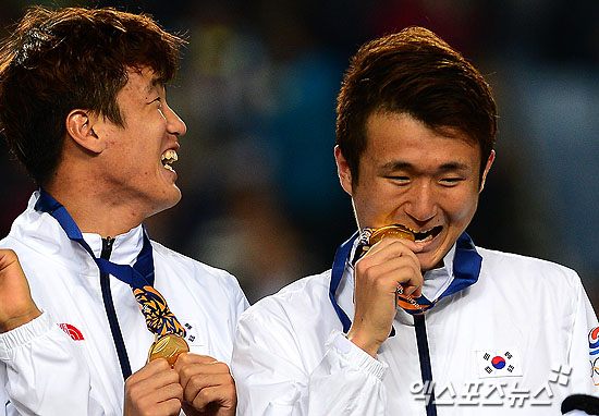 임창우(오른쪽)가 2014 인천아시안게임 남자축구 우승을 차지한 뒤 금메달을 깨무는 세리머니를 하고 있다 ⓒ 엑스포츠뉴스 권태완 기자