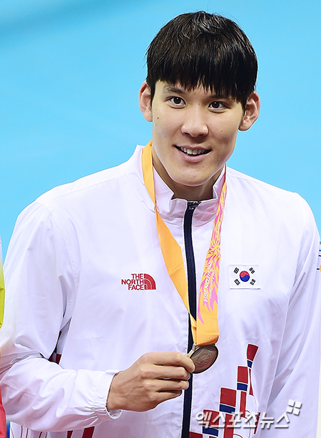 박태환이 2014 인천아시안게임 남자 자유형 100m에서 은메달을 획득한 뒤 메달을 들고 있다 ⓒ 엑스포츠뉴스 김한준 기자