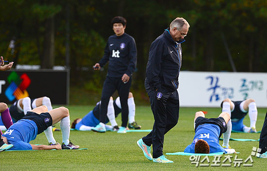 축구대표팀이 처음 소집된 파주 국가대표팀 트레이닝센터에서 직접 훈련을 지켜보고 있는 슈틸리케 감독 ⓒ 엑스포츠뉴스