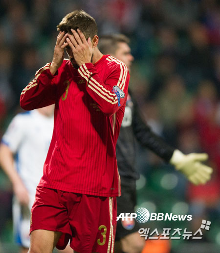 스페인이 유로2016 예선에서 슬로바키아에게 1-2 충격패했다. 경기 후 헤라드 피케가 괴로운 표정을 짓고 있다 ⓒ AFPBBNews=News1 