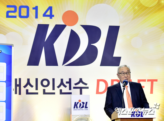 지난 9월 신인드래프트 현장에서 인삿말을 하는 KBL 김영기 총재 ⓒ 엑스포츠뉴스DB