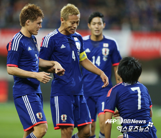 일본 축구대표팀이 10일 일본 니가타에서 열린 자메이카와의 친선경기에서 전반 16분 터진 행운의 자책골에 선수들이 함께 기쁨을 표하고 있다. ⓒ AFPBBNews=News1