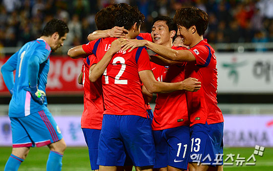 10일 오후 충청남도 천안시 서북구 천안종합운동장에서 열린 '하나은행 초정 축구 국가대표 친선경기 대한민국과 파라과이의 경기에 남태희가 전반 팀의 두번째 골로 2:0을 만들고 동료들과 기뻐하고 있다. ⓒ 천안 권태완 기자