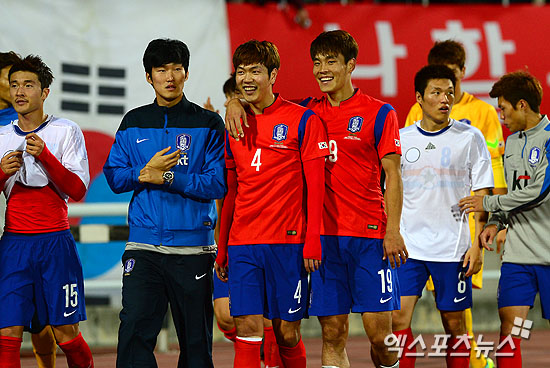 10일 오후 충청남도 천안시 서북구 천안종합운동장에서 열린 하나은행 초정 축구 국가대표 친선경기 대한민국과 파라과이의 경기에 한국이 2:0으로 승리했다. 한국영, 김영권, 김기희등 선수들이 기뻐하고 있다. ⓒ 천안 권태완 기자