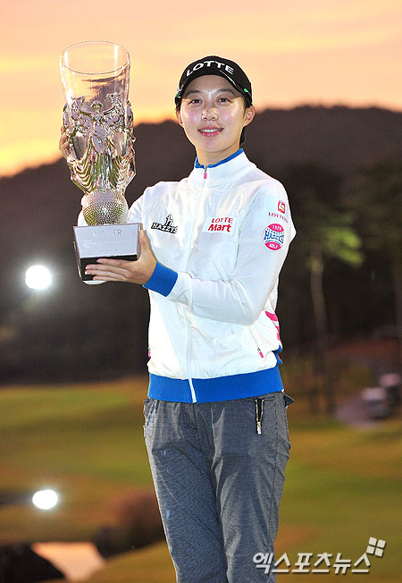 12일 오후 경기도 여주 블루헤런골프클럽(파72·6741야드)에서 열린 한국여자프로골프(KLPGA) 투어 시즌 세 번째 메이저대회인 하이트진로 챔피언십 최종라운드에 김효주(19, 롯데)가 4라운드 합계 -4(69-73-69-73)로 이정민(22, 비씨카드)과 연장승부 끝에 우승을 차지했다. ⓒ 여주 권태완 기자