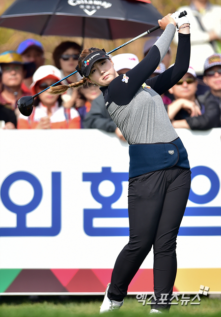 19일 인천시 중구 스카이72 골프클럽 바다코스에서 미국여자프로골프(LPGA)투어 시즌 28번째 대회 LPGA 하나 외환 챔피언십-KEB.HanaBank) 최종4라운드 경기, 백규정(19, CJ오쇼핑)이 7번 홀 티샷을 하고 있다. ⓒ 인천 권혁재 기자