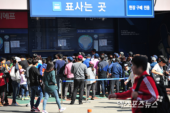 19일 마산구장에서 준플레이오프 1차전 티켓을 구매하기 위해 줄을 선 사람들 ⓒ 창원, 김한준 기자