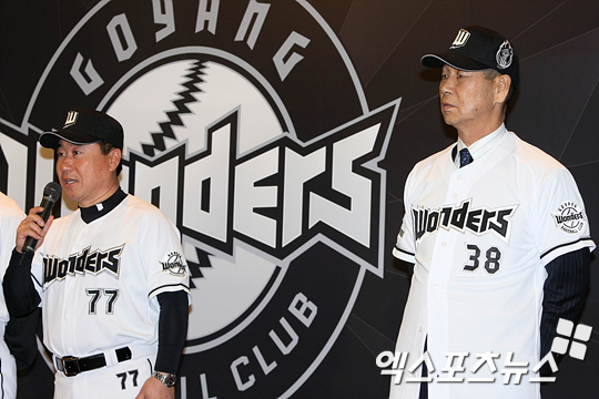 한화이글스 수석코치로 선임된 김광수 코치와 김성근 감독 ⓒ 엑스포츠뉴스DB