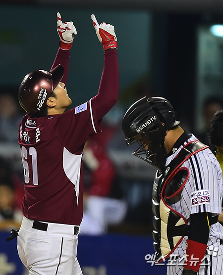 솔로 홈런을 터트린 후 세리머니를 하는 유한준 ⓒ 잠실, 김한준 기자