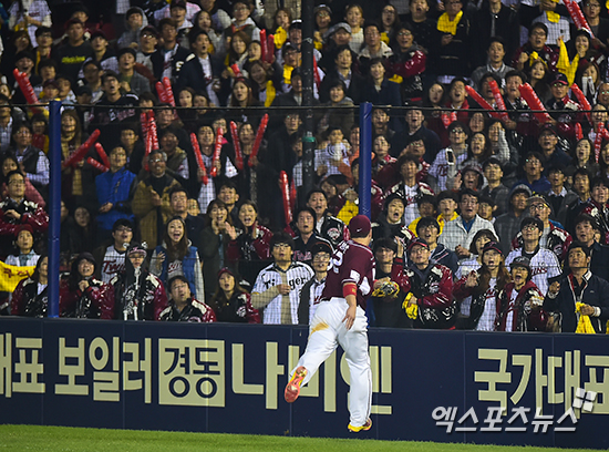 플레이오프 3차전에서 LG 채은성의 어려운 파울 타구를 잡아내는 박병호 ⓒ 잠실, 김한준 기자
