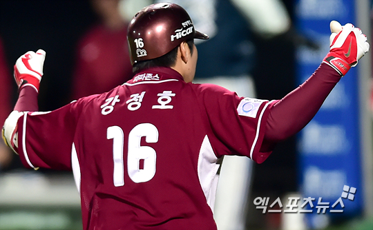 한국시리즈 1차전에서 홈런을 터트린 후 환호하는 강정호 ⓒ 대구, 권혁재 기자