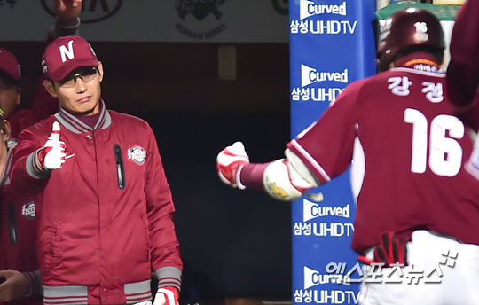 한국시리즈 1차전에서 홈런을 터트린 강정호(오른쪽) ⓒ 대구, 권혁재 기자