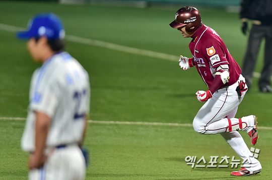 한국시리즈 1차전에서 2점 홈런을 터트린 강정호(오른쪽) ⓒ 대구, 권혁재 기자