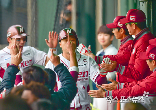 한국시리즈 4차전에서 홈런을 때려낸 이택근을 환영하는 넥센 선수단 ⓒ 목동, 권혁재 기자