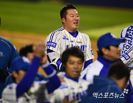 삼성이 한국시리즈 5차전 9회말 2사에서 터진 최형우의 끝내기 2루타로 2-1로 승리했다.  ⓒ 잠실 권태완, 김한준 기자 