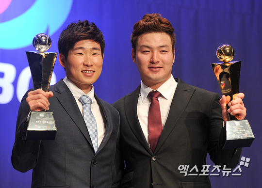 2013시즌 신인왕을 차지한 이재학(왼쪽) MVP 박병호 ⓒ 엑스포츠뉴스DB