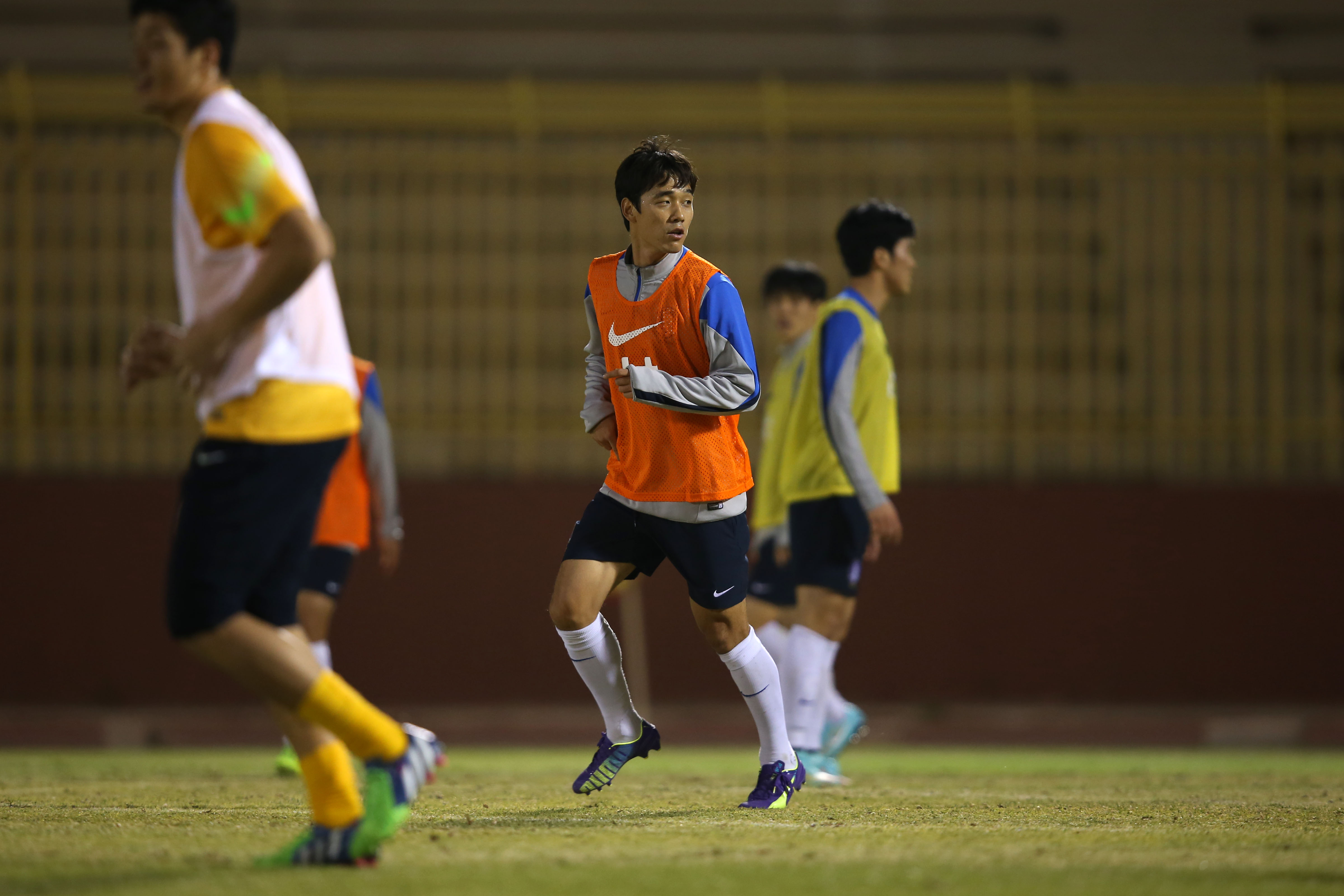 요르단 암만에서 진행된 축구대표팀 훈련에서 박주영이 주황색 조끼를 입고 훈련에 임하고 있다 ⓒ 대한축구협회 제공