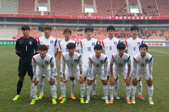 21세 이하 축구대표팀이 16일 중국 우한에서 열린 중국 4개국 친선대회 2.차전 브라질과 경기에 앞서 선발 11명이 포즈를 취하고 있다. ⓒ 대한축구협회 제공 