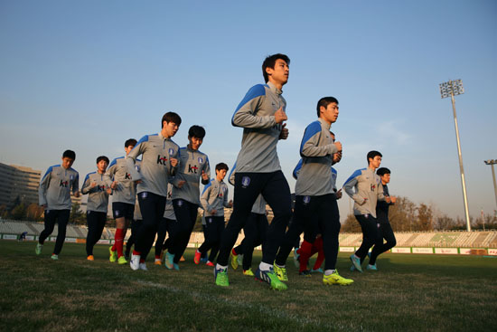 이란과의 평가전을 앞둔 한국 축구 대표팀이 16일 이란 테헤란 다스트 게르디 스타디움에서 가벼운 런닝으로 훈련에 임하고 있다. ⓒ 대한축구협회 제공