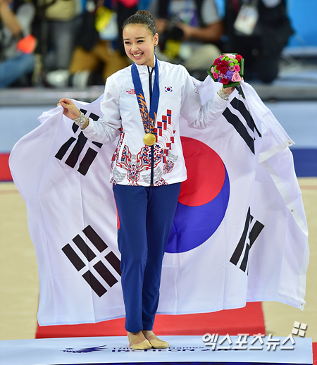 인천아시안게임에서 한국 스포츠 사상 처음으로 여자 리듬체조에서 금메달을 획득한 손연재가 2014년 여성체육대상의 영예를 안았다. ⓒ 엑스포츠뉴스