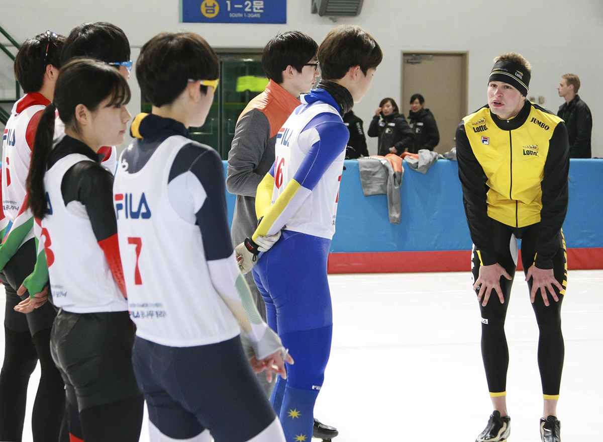 스벤 크라머가 18일 오후 태릉 국제 스케이트장에서 열린 'FILA 꿈나무 클리닉'에서 한국 요소년 빙상 대표팀을 지도하고 있다 ⓒ amPR 제공