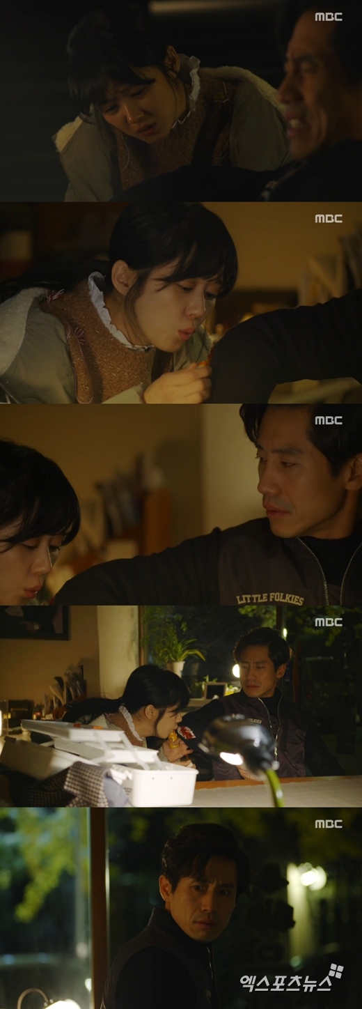 '미스터 백'의 장나라가 신하균의 상처를 치료해줬다. ⓒ MBC 방송화면