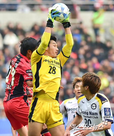 23일 오후 서울 마포구 상암동 상암월드컵경기장에서 열린 2014 하나은행 FA컵 FC 서울과 성남 FC의 결승전 경기, 성남 골키퍼 박준혁이 상대 코너킥을 잡아내고 있다. ⓒ 서울월드컵경기장 권태완 기자