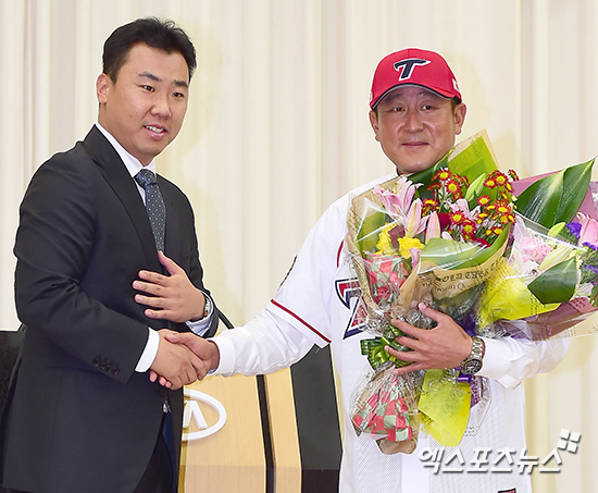 꽃다발을 전달하는 선수단 대표 이범호(왼쪽)와 김기태 감독 ⓒ 광주, 김한준 기자