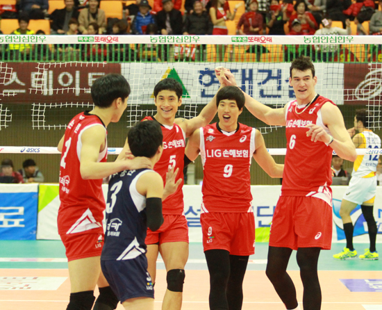 남자배구 LIG손해보험이 30일 열린 한국전력과의 원정경기에서 3-0으로 가볍게 승리했다. ⓒ LIG손해보험 구단 제공