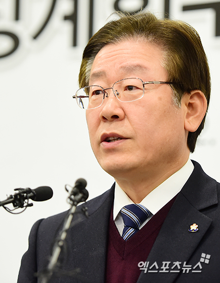 2일 오전 경기 성남시 여수동 성남시청에서 열린 성남FC 이재명 구단주 징계회부 관련 기자회견에서 이재명 구단주가 입장을 밝히고 있다. ⓒ 성남 김한준 기자