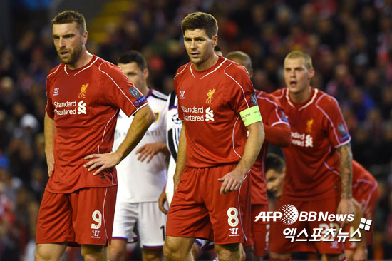 스티븐 제라드의 극적인 프리킥 골에도 리버풀은 챔피언스리그 16강 진출에 실패하는 아쉬움을 맛봤다. ⓒ AFPBBNews=News1
