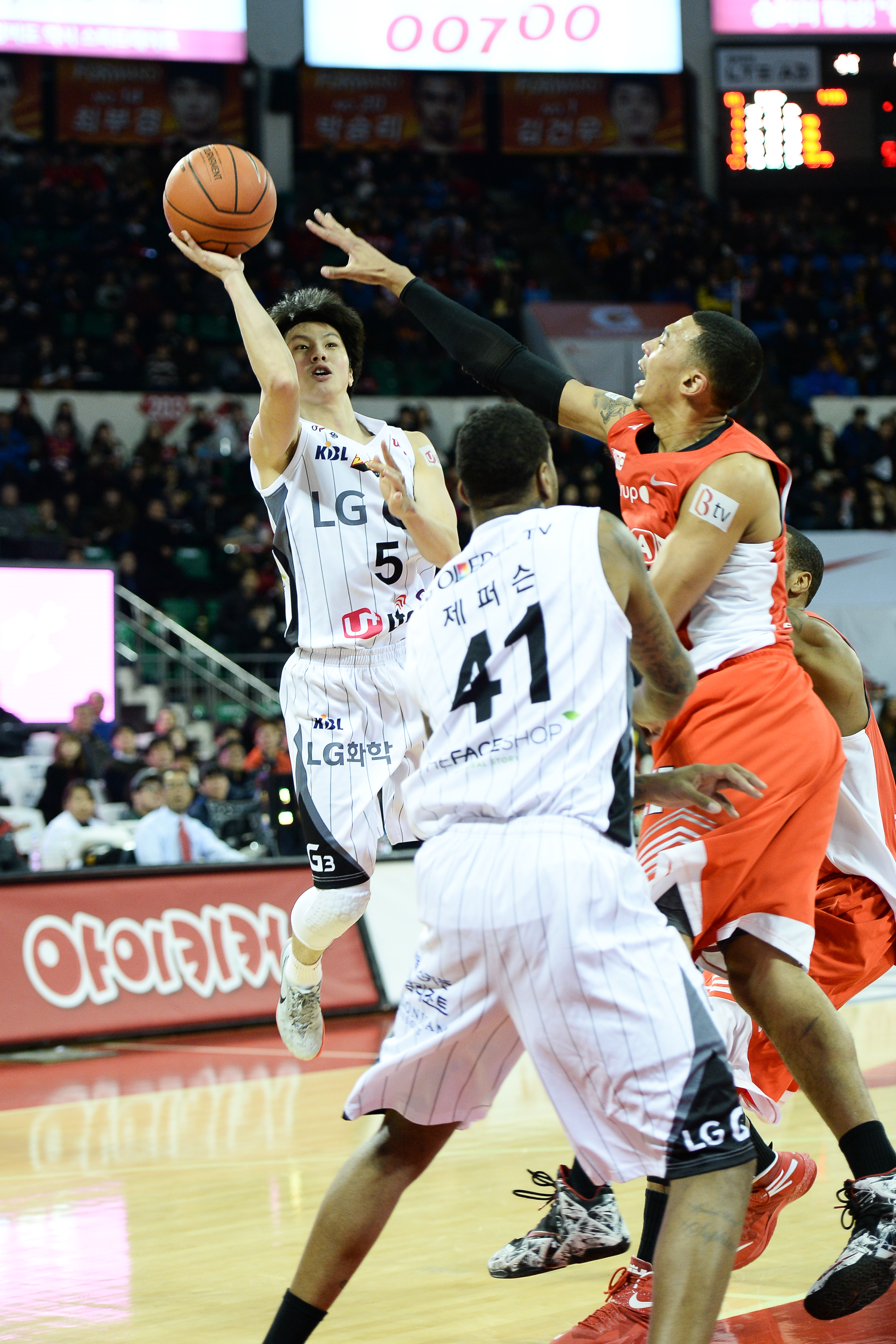 3점슛 시도하는 LG 가드 김시래 ⓒ KBL 제공