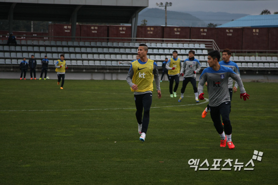 축구대표팀 훈련에 임하고 있는 강수일 ⓒ 엑스포츠뉴스=김형민 기자