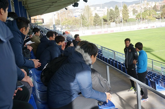 지도자들이 에스파뇰 관계자의 설명에 귀 기울이고 있다 ⓒ 한국프로축구연맹 제공