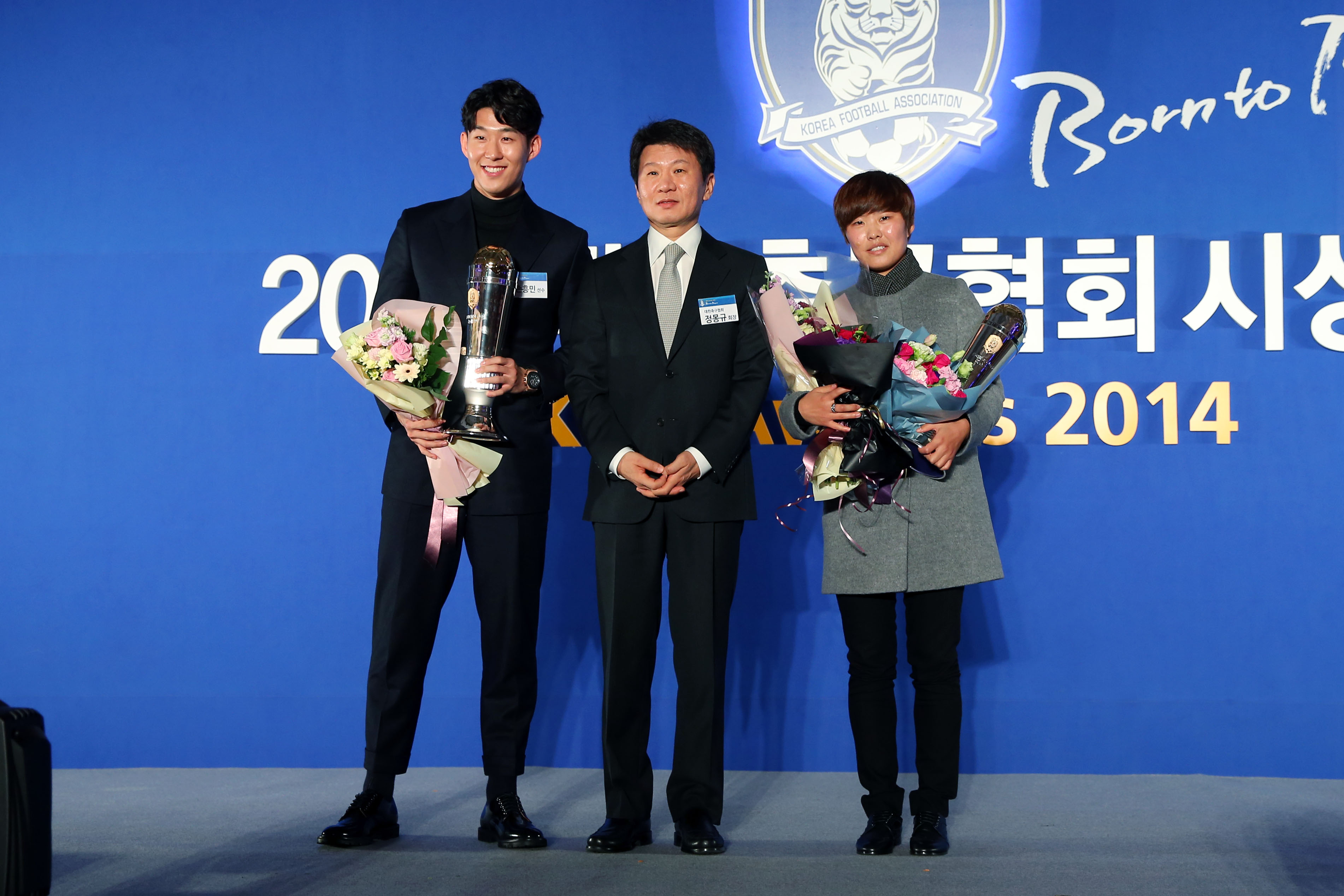 대한축구협회로부터 올해의 선수상을 수상한 손흥민과 지소연 ⓒ 대한축구협회 제공